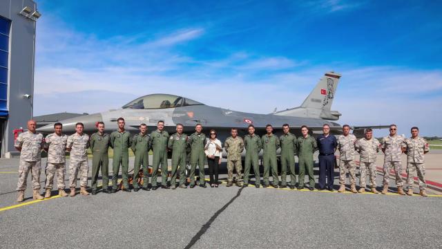 Türk F-16'ları NATO Hava Polisliği Görevini Devraldı