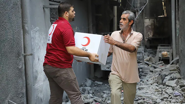 Türk Kızılay, Gazze'de Temiz Su ve Hijyen Kiti Dağıtımını Sürdürüyor