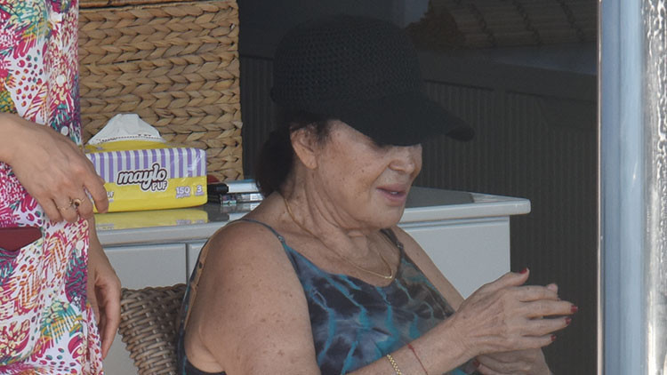 Türkan Şoray Kardeşiyle Tatilde! Yeni Pozları Gündem Oldu