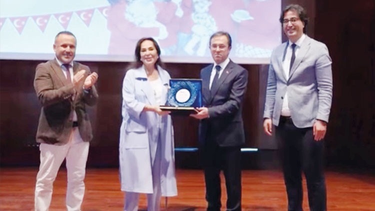Türkan Şoray, adını taşıyan okulun şenliğinde öğrencilerle bir araya geldi