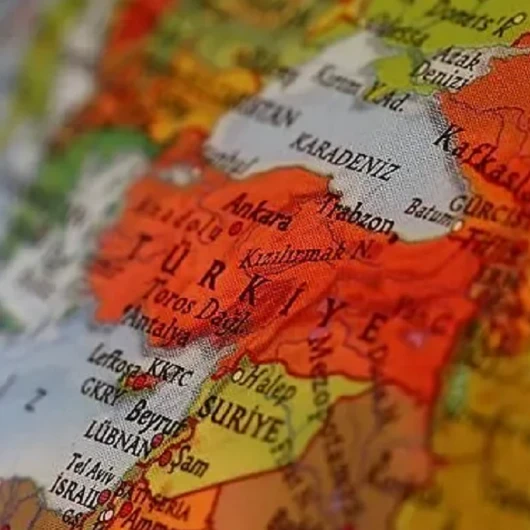 Türkiye'de Kitapçı Rafları Hiperpolitik: Siyaset Her Yerde