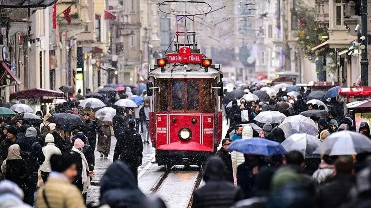Türkiye'de Sıcaklıklar Düşüyor: İstanbul Dahil Yağış Alarmı, Kar İçin Tarih Verildi