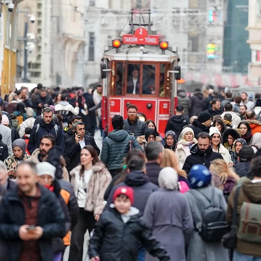 Türkiye'de Siyaset Hâlâ 'Yokluk' Üzerinden Dönüyor