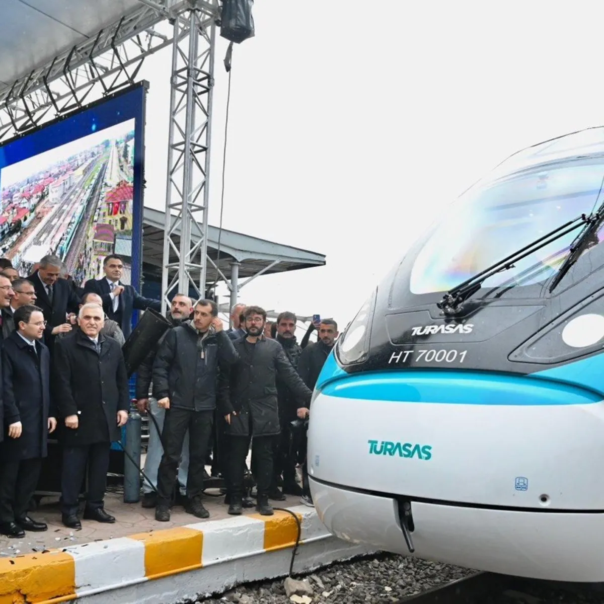 Türkiye'nin ilk hızlı treni saatte 240 kilometre hıza ulaştı