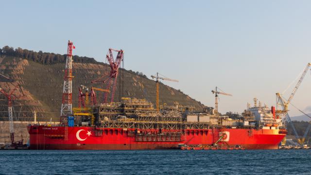 Türkiye'nin ilk yüzer üretim platformu 'Osman Gazi' yola çıkıyor