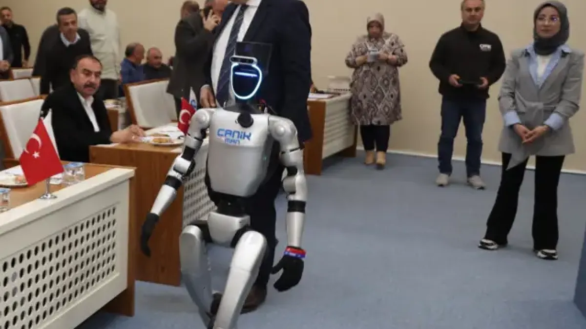 Türkiye'nin nüfusa kayıtlı ilk insansı robotu CANİKMAN öğrencilerle buluştu