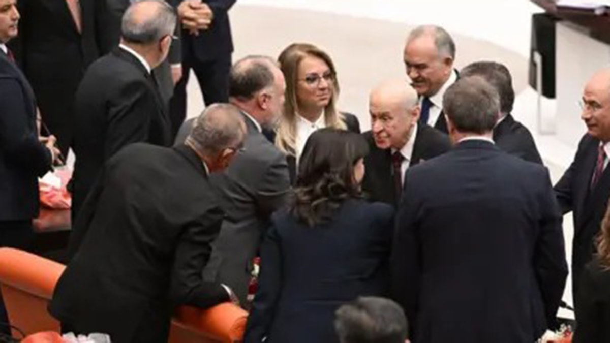 Türkiye'nin Yeni Siyasi Dönemi: Bahçeli'nin El Sıkışıyla Başlayan Diyalog Süreci