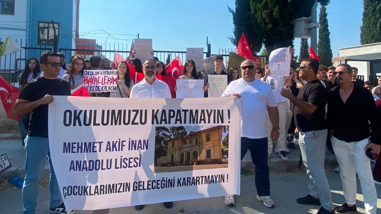 Tuvalet bahanesiyle kapatılan okula velilerden isyan