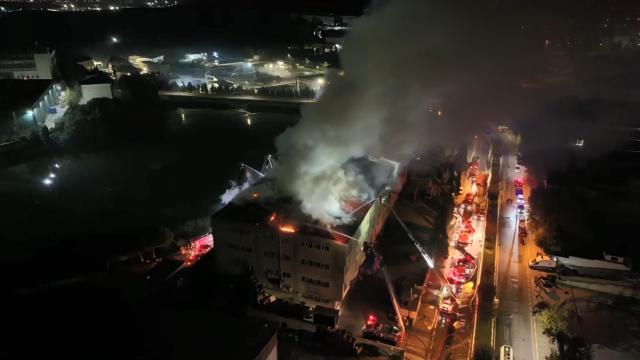 Tuzla'da Ayakkabı Fabrikasında Yangın: Ekiplerin Müdahalesi Sürüyor
