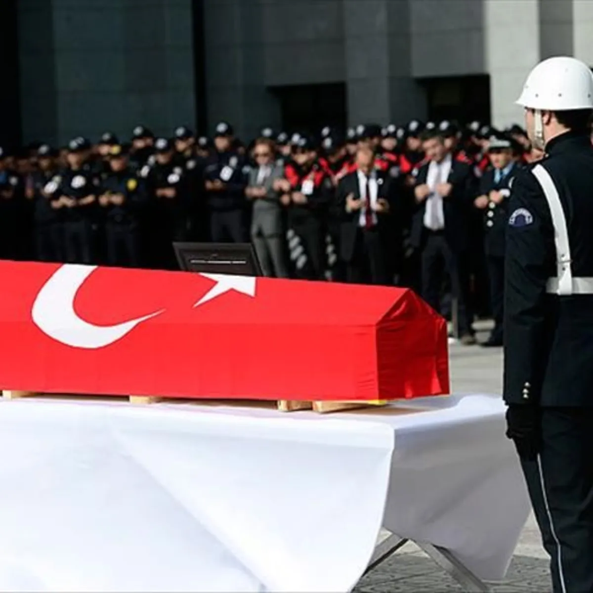 Tuzla'da polis aracının karıştığı kazada yaralanan memur şehit oldu