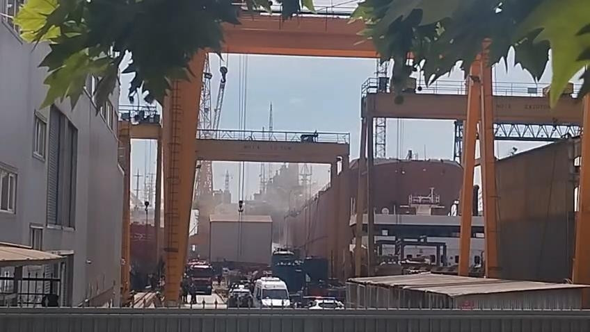 Tuzla'da tersanede gemi yangını: Ekipler müdahaleyi sürdürüyor