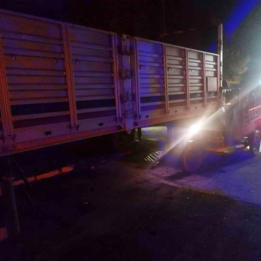 Üç Tekerlekli Motosiklet Yarı Römorka Çarptı: 1 Yaralı