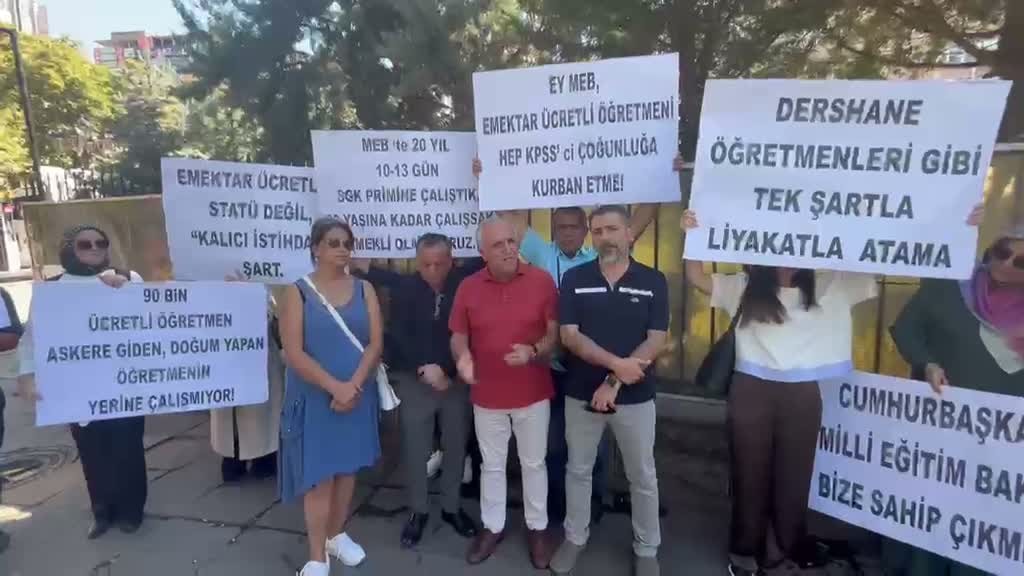 Ücretli Öğretmenler MEB Önünde: 'Haklarımızı Helal Etmiyoruz