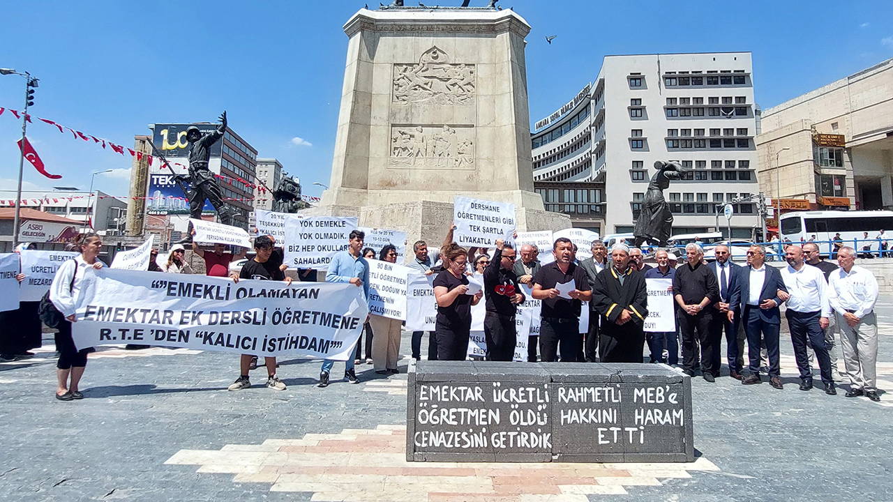 Ücretli öğretmenlerden kadro talebi: 'Haklarımızı istiyoruz