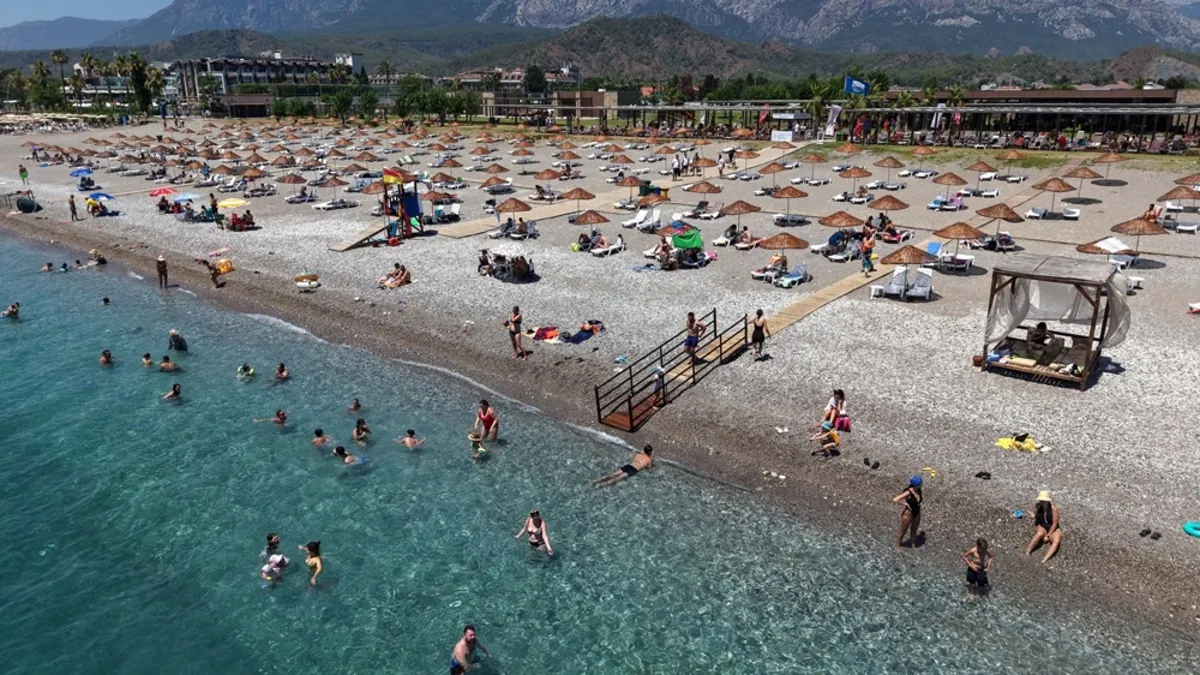 Ücretsiz halk plajı sayısı 23'e yükseliyor: Çeşme'den Bodrum'a, Marmaris'ten Belek'e yeni noktalar