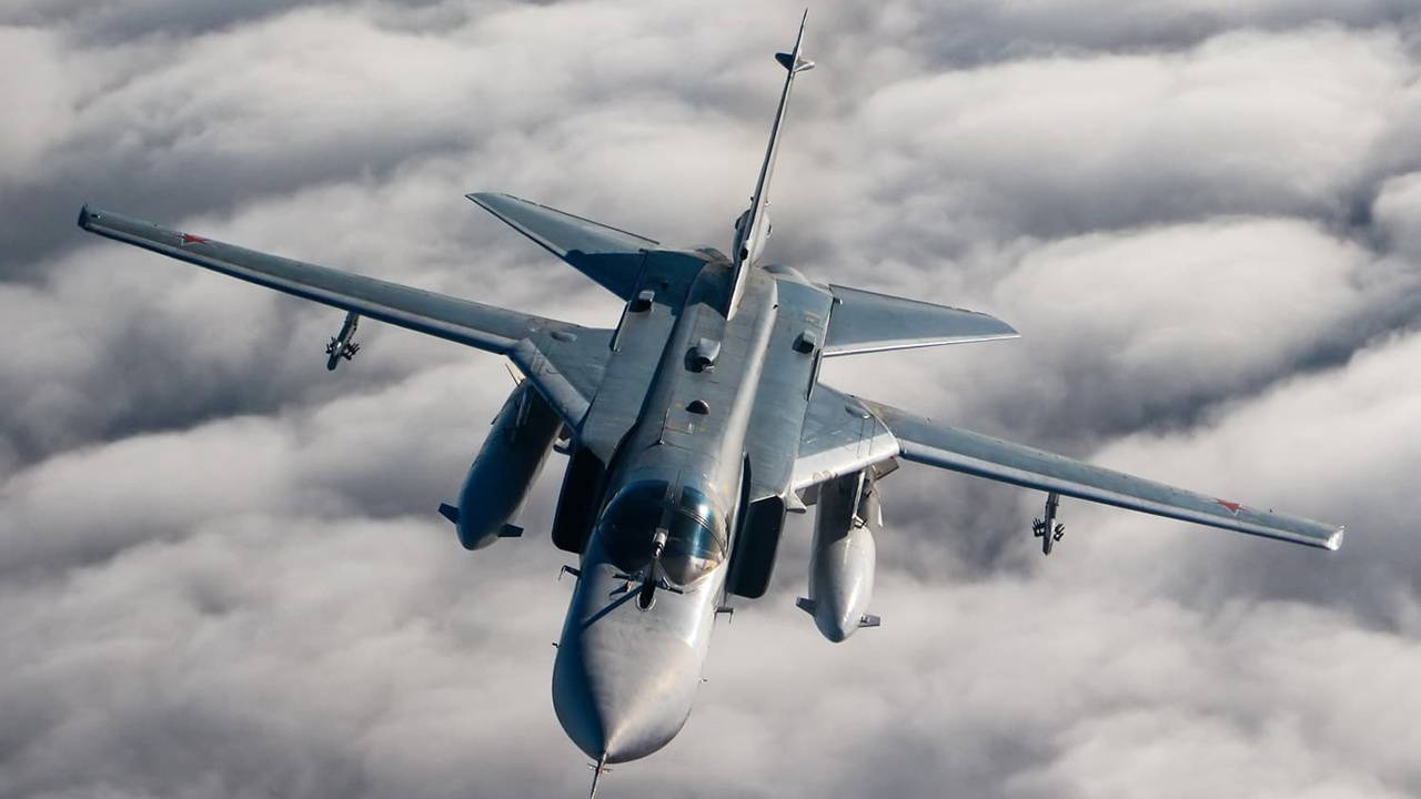 Ukrayna'ya ait Su-24M bombardıman uçağı düştü: 2 pilot öldü