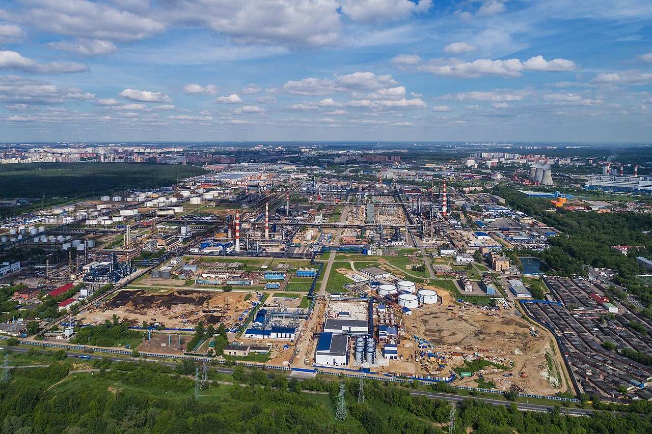Ukrayna İHA'ları Moskova Petrol Rafinerisini Vurdu: Büyük Yangın