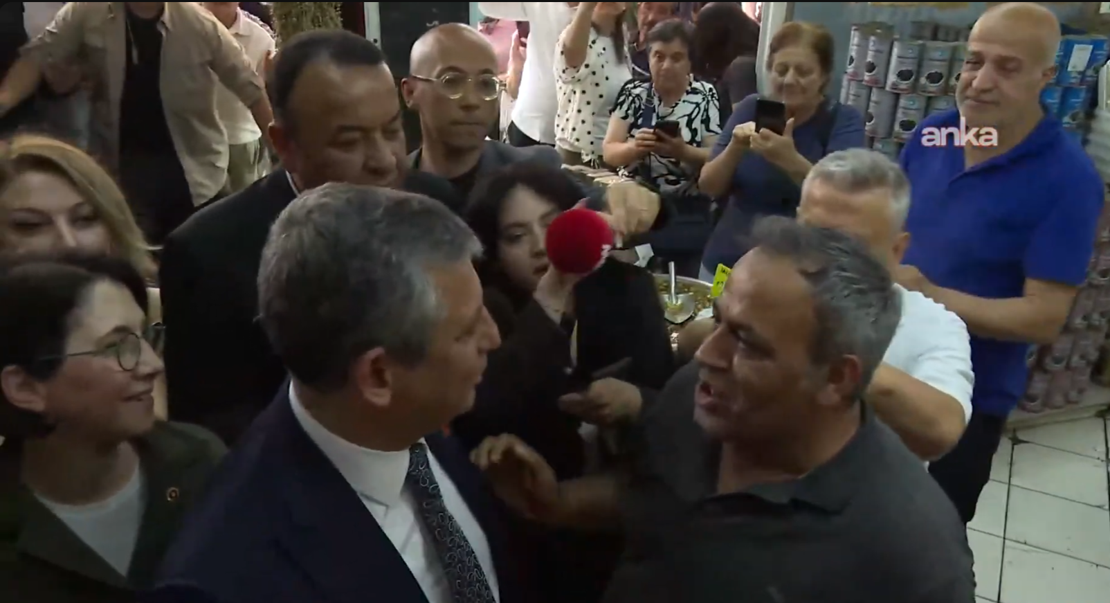 Ulus Hali'nde yoğun ilgi: CHP lideri Özel vatandaşlarla buluştu