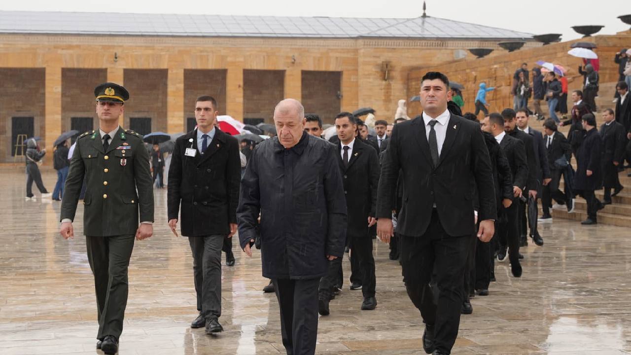Ümit Özdağ ve Zafer Partisi Gençlik Kolları Anıtkabir'de
