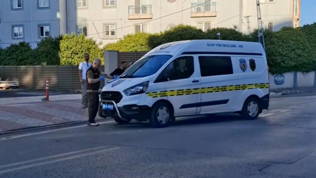 Ümraniye'de Ağaçlık Alanda Çantada El Bombası Bulundu