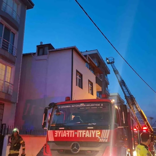 Ümraniye'de Çatı Yangını İtfaiyenin Hızlı Müdahalesiyle Büyümeden Söndürüldü