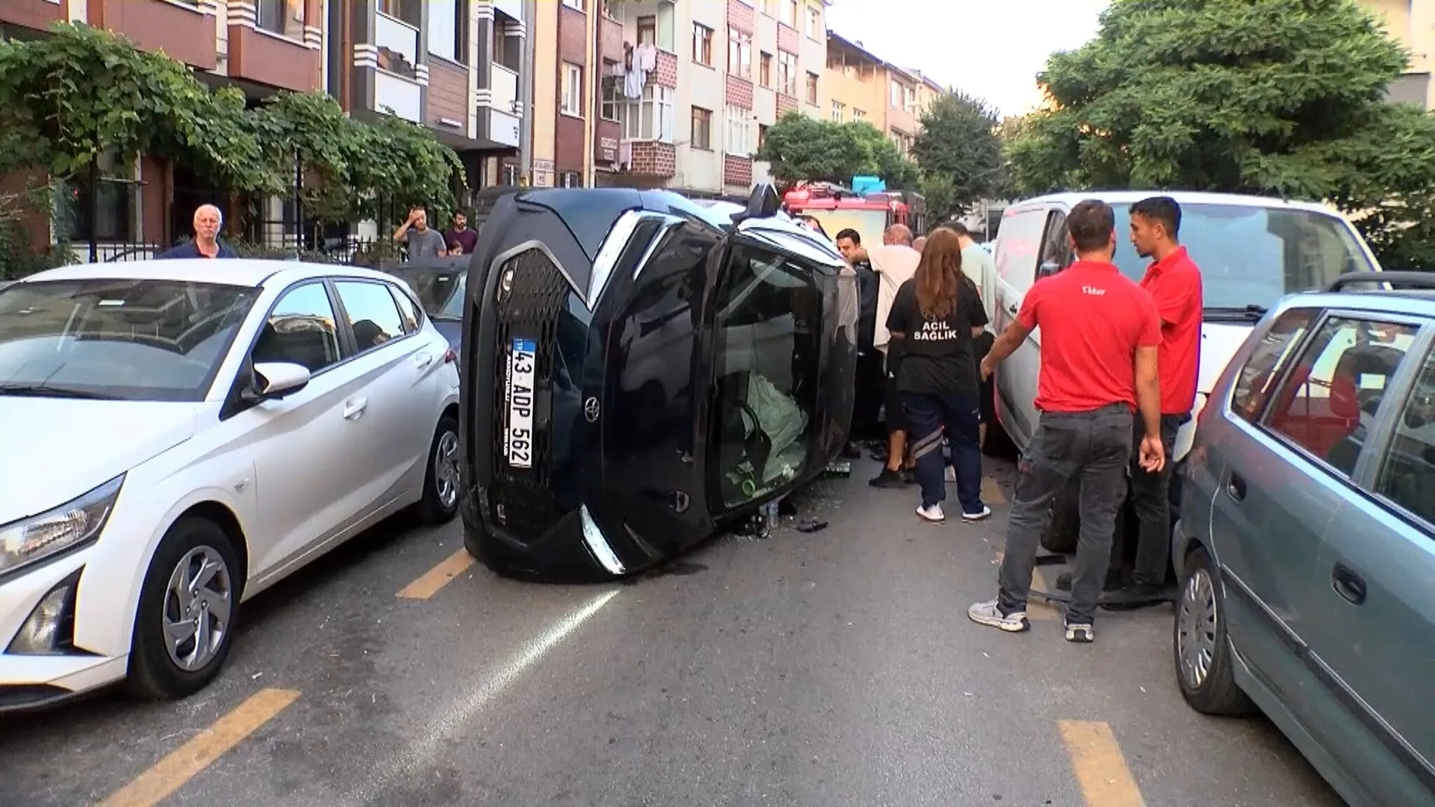 Ümraniye'de Sabah Korkusu: Kontrolden Çıkan Araç Park Halindeki 3 Otonomi Çarptı