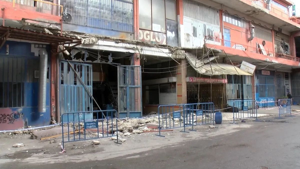 Ümraniye'de Sanayi Sitesinde Balkon Çöktü: 3 İşçi Yaralandı