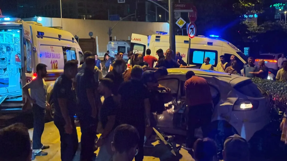 Ümraniye'de hafriyat kamyonu otomobil çarpıştı: 1 ağır 4 yaralı