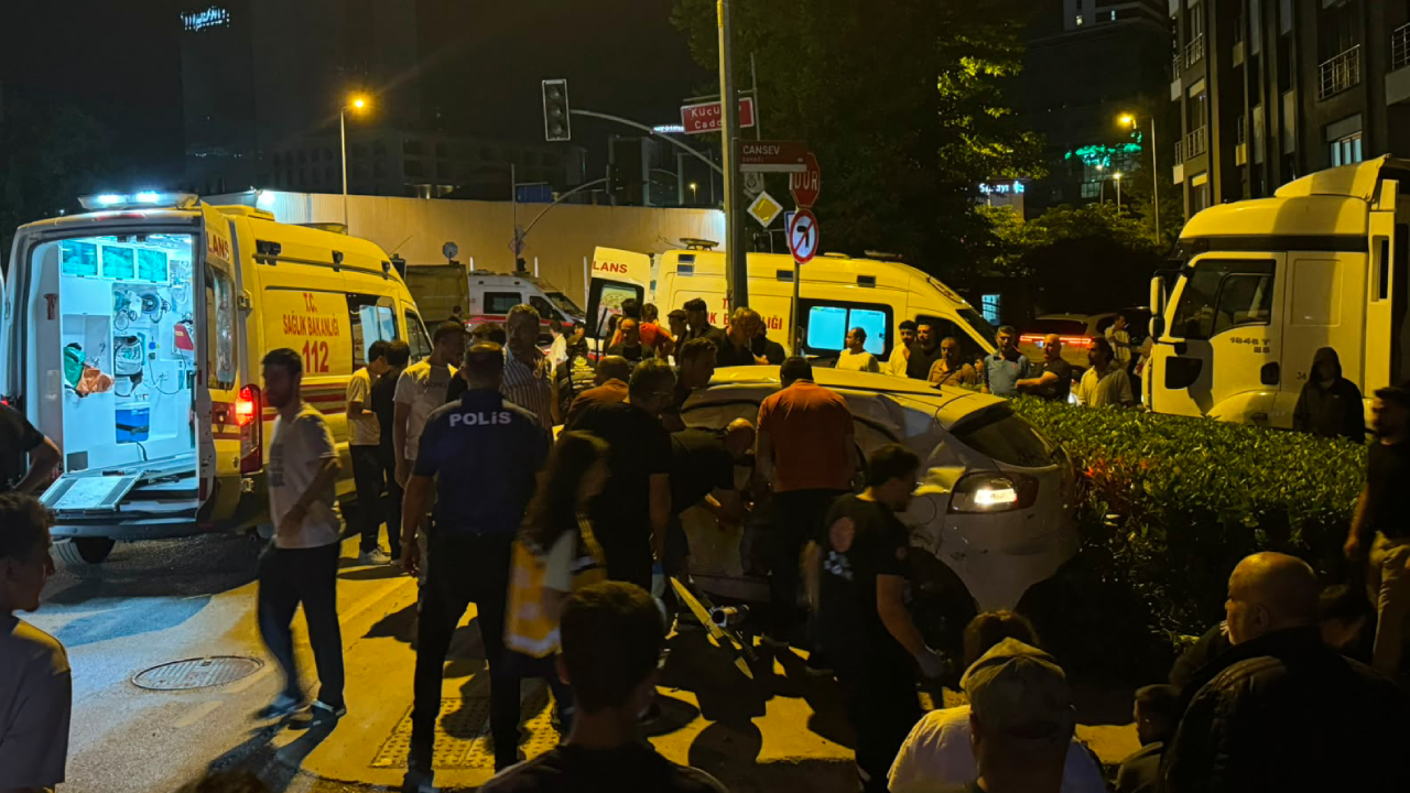 Ümraniye'de hafriyat kamyonu otomobili savurdu: 4 yaralı