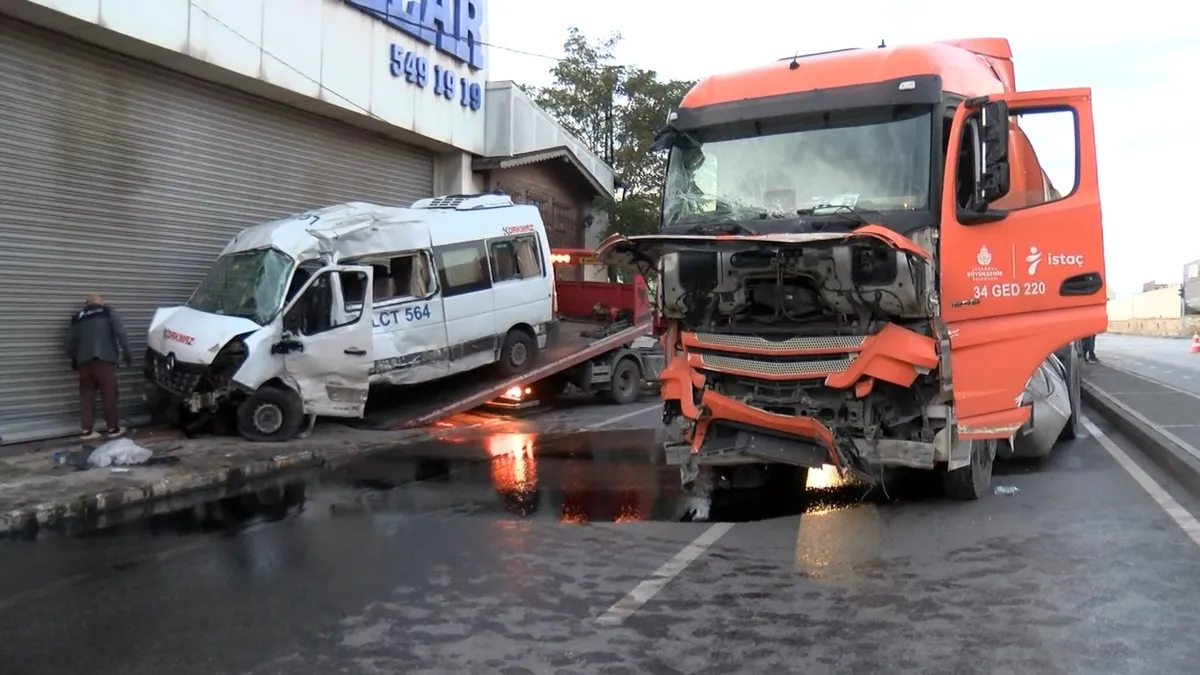 Ümraniye'de İBB Atık Kamyonu ile Servis Minibüsü Çarpıştı: 2 Yaralı