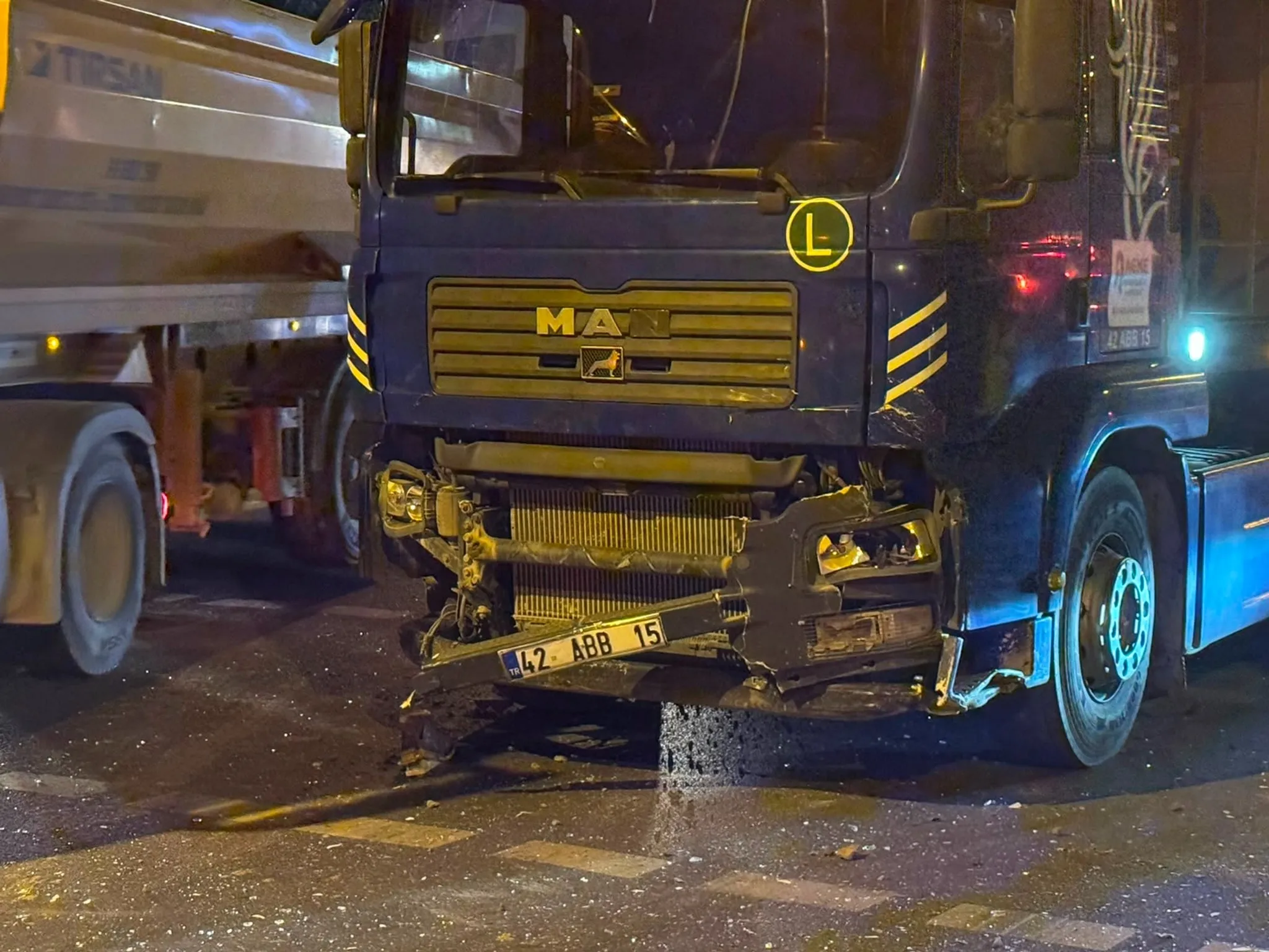 Ümraniye'de kamyon-otomobil çarpışması: 4 yaralı