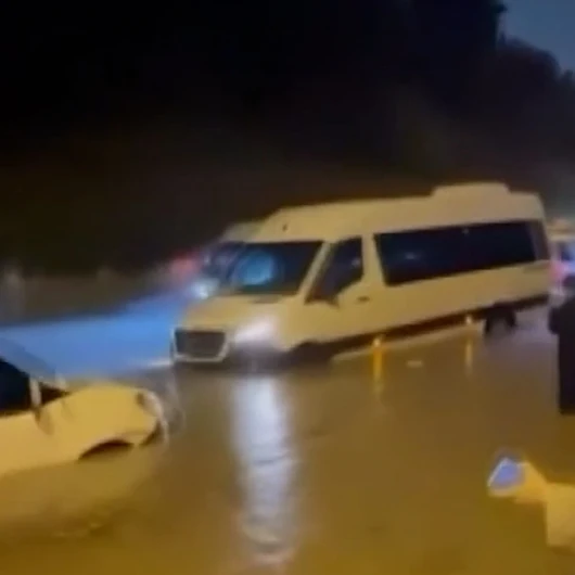 Ümraniye'de Sağanak: Nevzat Demir Tesisleri Yolu Göle Döndü