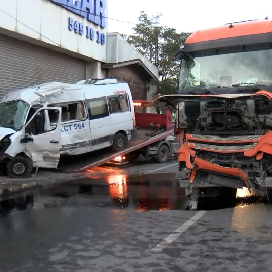 Ümraniye'de Servis Minibüsü ile İBB Atık Kamyonu Çarpıştı: 2 Yaralı