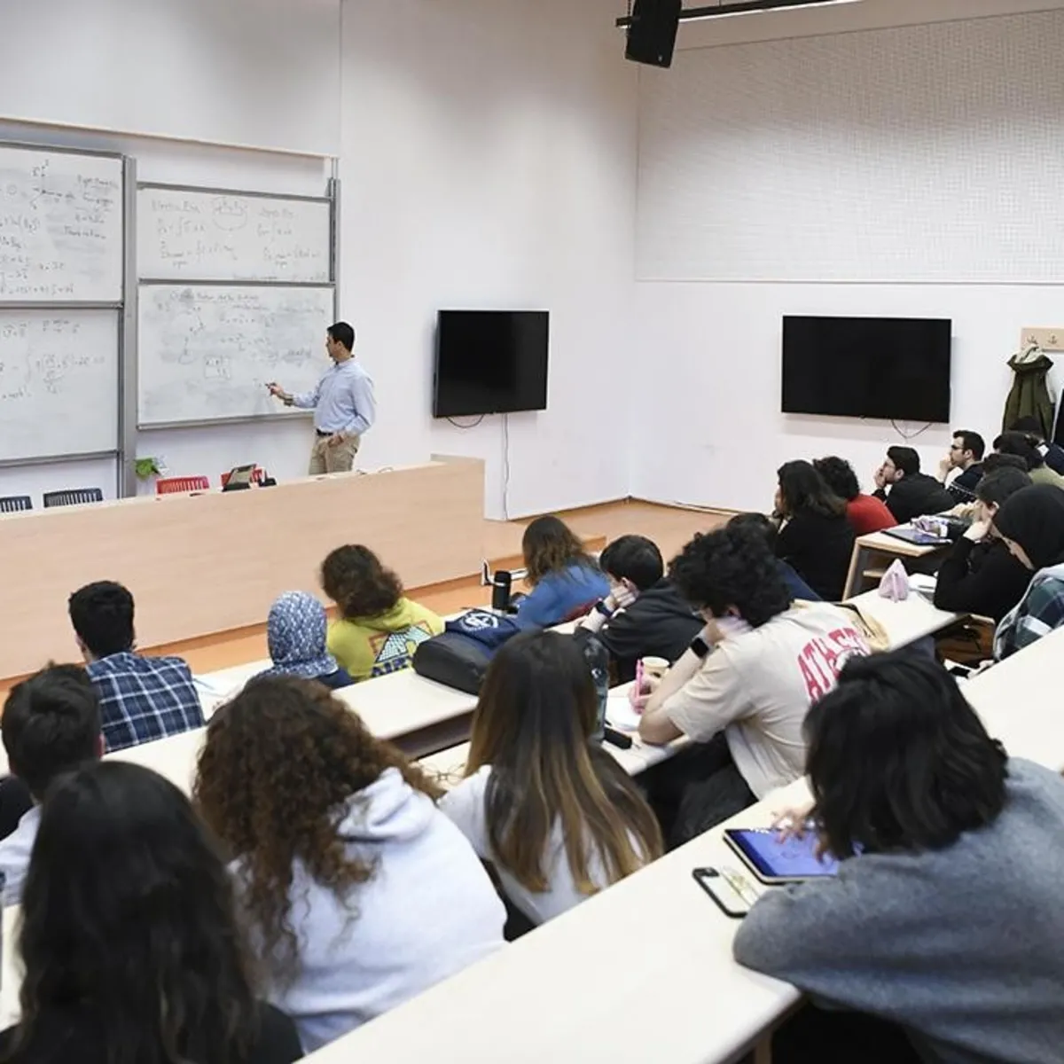 Üniversitede 4 Yıl Şart mı? Enstitü Sosyal Raporu Tartışma Yarattı