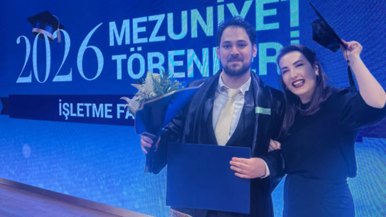 Ünlü şarkıcının oğlu üniversiteyi bitirdi! 'Mutluluk gözyaşlarım senin sayende