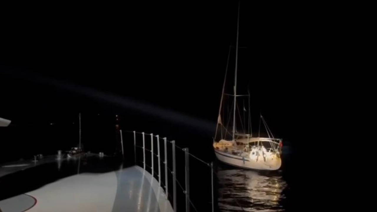 Urla açıklarında yelkenlide 11 kaçak göçmen yakalandı