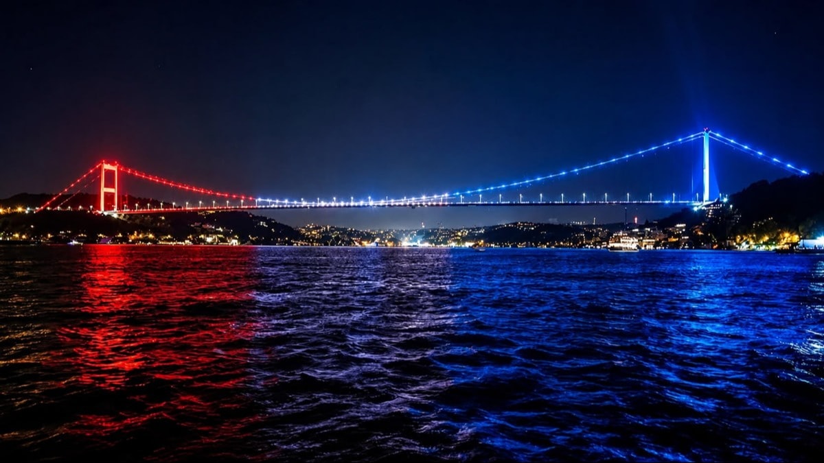 US Bayrağı FSM Köprüsü'ne Yansıtıldı: Tepkiler Çığ Gibi