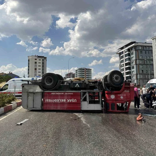 Uşak'ta Yangın Aracı ile Kamyon Çarpıştı: 2 Yaralı