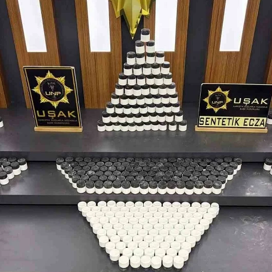 Uşak'ta Zehir Tacirlerine Darbe: 16 Tutuklu, Binlerce Hap Ele Geçirildi