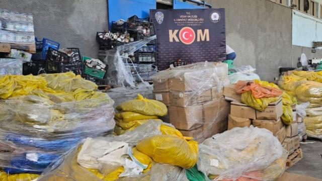 Uşak'ta 29 ton son kullanma tarihi geçmiş çikolata ele geçirildi