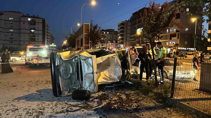 Uşak'ta Kontrolden Çıkan Araç Sitenin Otoparkına Takla Attı