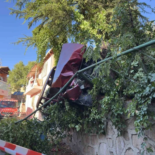 Uşak'ta Otomobil Duvarda Asılı Kaldı: Sürücü Yaralandı