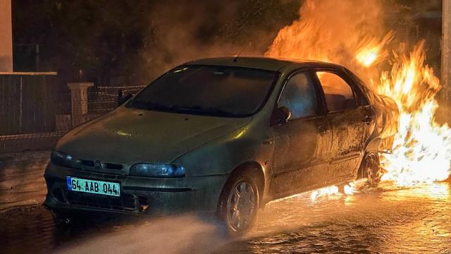 Uşak'ta Park Halindeki Otomobil Alevlere Teslim Oldu