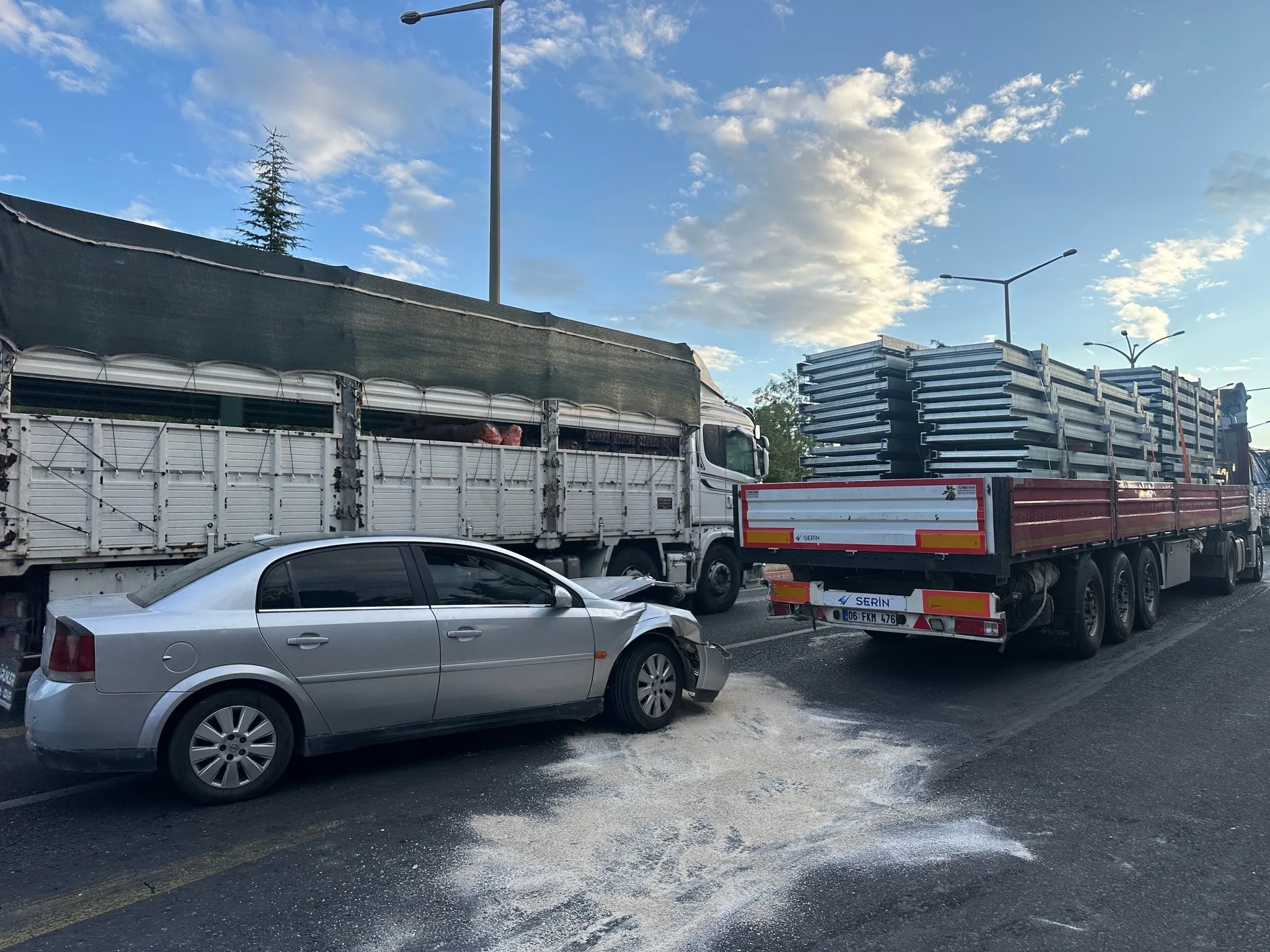 Uşak'ta tır dorsesine çarpan otomobil hurdaya döndü: 4 yaralı