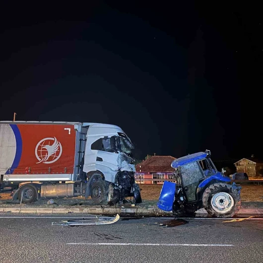 Uşak'ta traktör TIR'ın altında kaldı: 1 ölü 1 yaralı