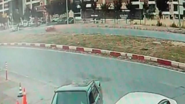Uşak'ta Yayalara Çarpan Otomobil Site Bahçesine Devrildi: 1'i Ağır 3 Yaralı