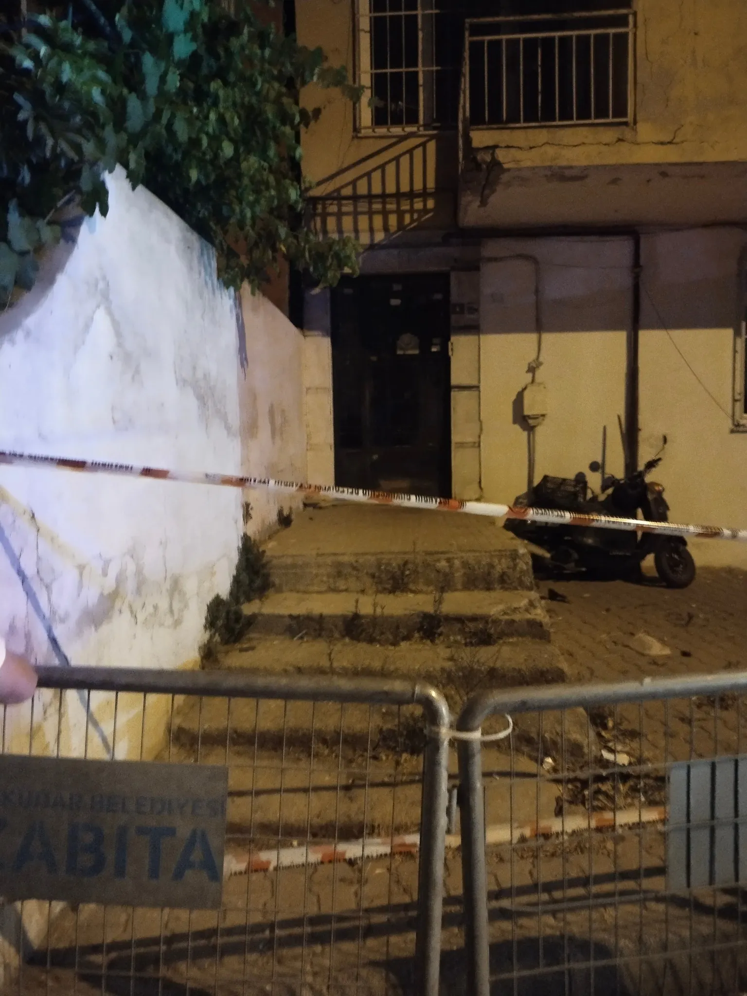 Üsküdar'da 4 katlı binanın balkonu çöktü! Apartman mühürlendi