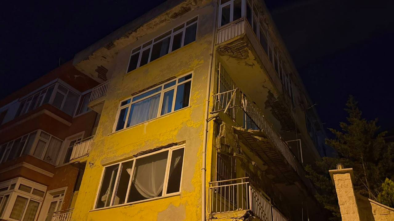 Üsküdar'da balkon çöktü: Bina tedbir amaçlı tahliye edildi