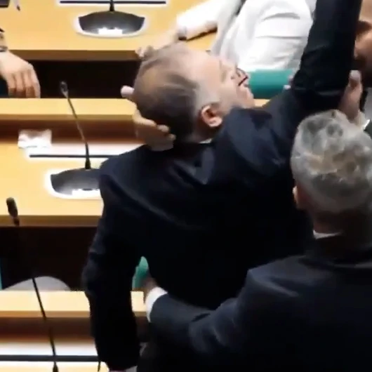 Üsküdar'da başkan vekili seçimi krizi: CHP'li Kazan ile Yeni Partililer arasında tartışma