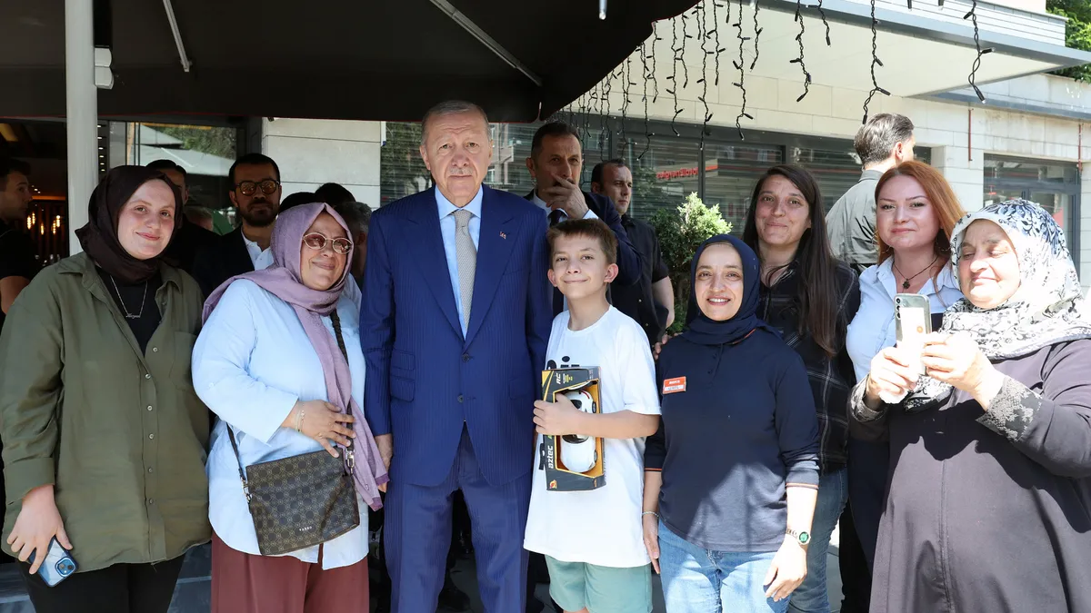 Üsküdar'da samimi buluşma! Başkan Erdoğan esnafı ziyaret etti